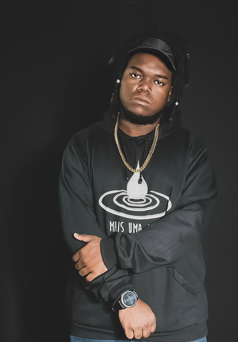 Rapper Les com blusa da gravadora Mais Uma Gota